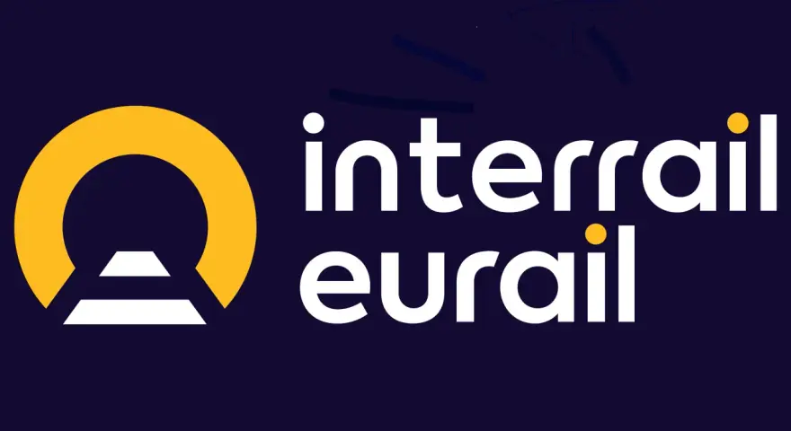 Interrail EU-logotypen med en gul cirkel och en vit trappliknande form till vänster, samt texten "interrail eurail" i vitt.