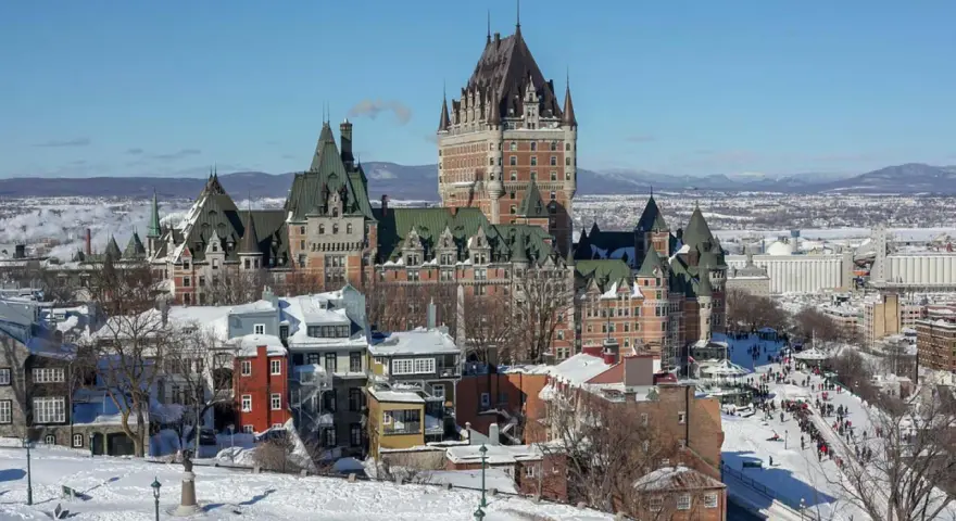 Vintervy över Quebec City med Château Frontenac. En perfekt plats att uppleva kanadensisk matkultur, kanske med en varm poutine.
