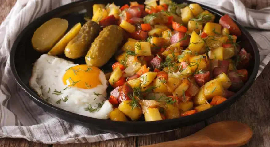 Stekt ägg, saltgurka och pyttipanna med dill. En klassiker bland top 10 svenska maträtter.