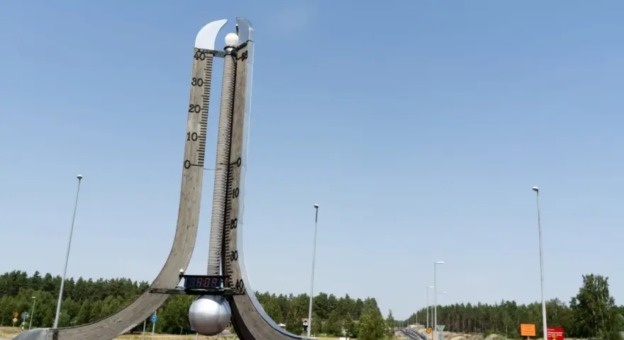 Stor termometer visar att det är varmt i den varmaste staden i Sverige.