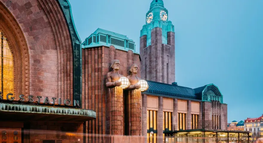 Helsingfors centralstation med sina ikoniska statyer och klocktorn. Perfekt för en weekendresa!