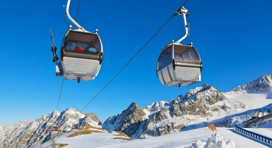 Linbanor transporterar skidåkare uppför snöklädda berg för fantastisk innsbruck skidåkning.