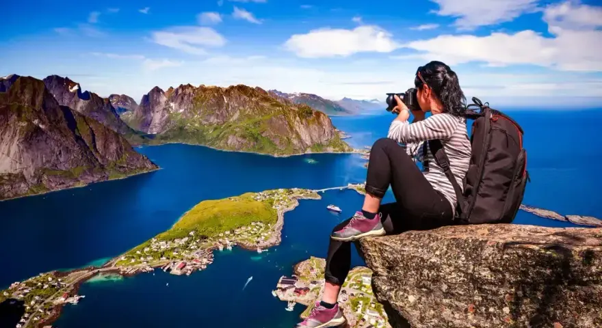 Fotograf fångar den dramatiska skönheten i Lofoten. Här är några **Lofoten tips** för din resa: vandra till Reinebringen för denna vy!