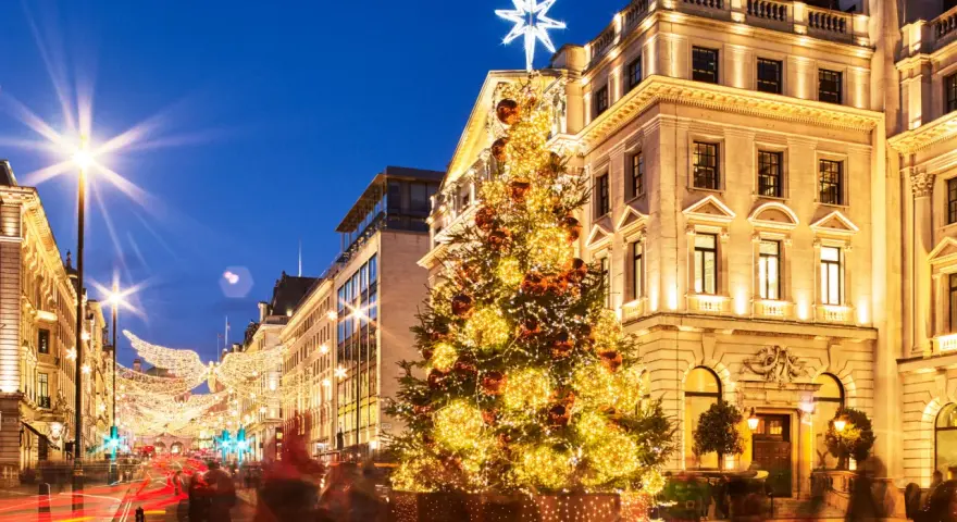 En glittrande julgran och gnistrande ljus längs en gata i London skapar en magisk atmosfär på denna julmarknad.