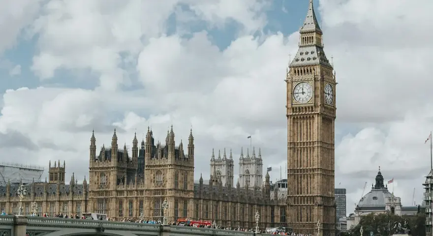 Big Ben och Houses of Parliament i London. En bro med folk och bussar. Kanske inte områden att undvika, men definitivt populära!