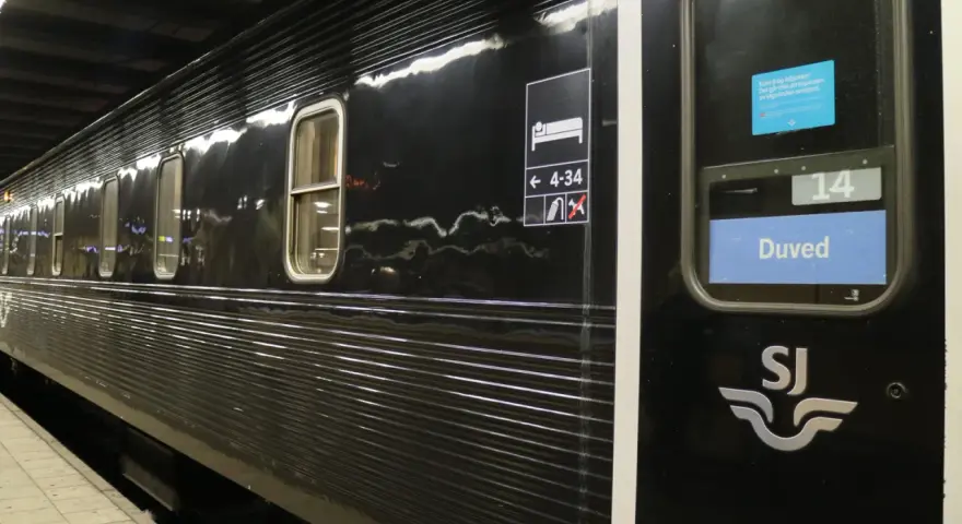 Svart SJ nattåg med sovvagnssymbol och destination Duved.