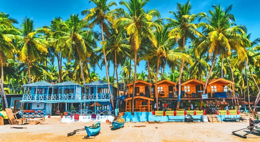 Strandhyddor i Goa, Indien. Trots att det ser paradisiskt ut, kan det vara farligt att vistas här.