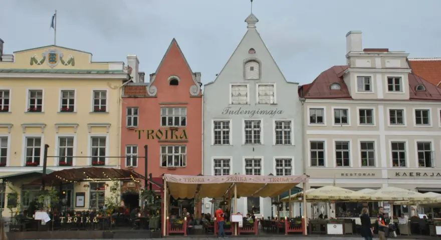 Fasaderna i Gamla stan i Tallinn, med restauranger som serverar alkohol.