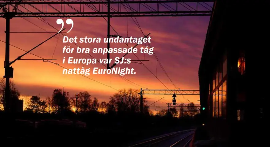 Solnedgång vid en tågstation, med texten "Det stora undantaget för bra anpassade tåg i Europa var SJ:s nattåg EuroNight." som antyder en resa med nattåg till Paris.