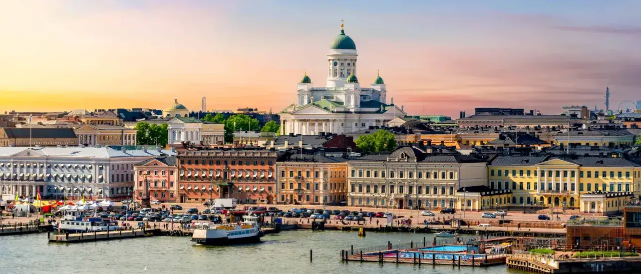 En vacker vy &ouml;ver Helsingfors hamn med vita kyrkan i bakgrunden. Perfekt f&ouml;r en weekend i Helsingfors.