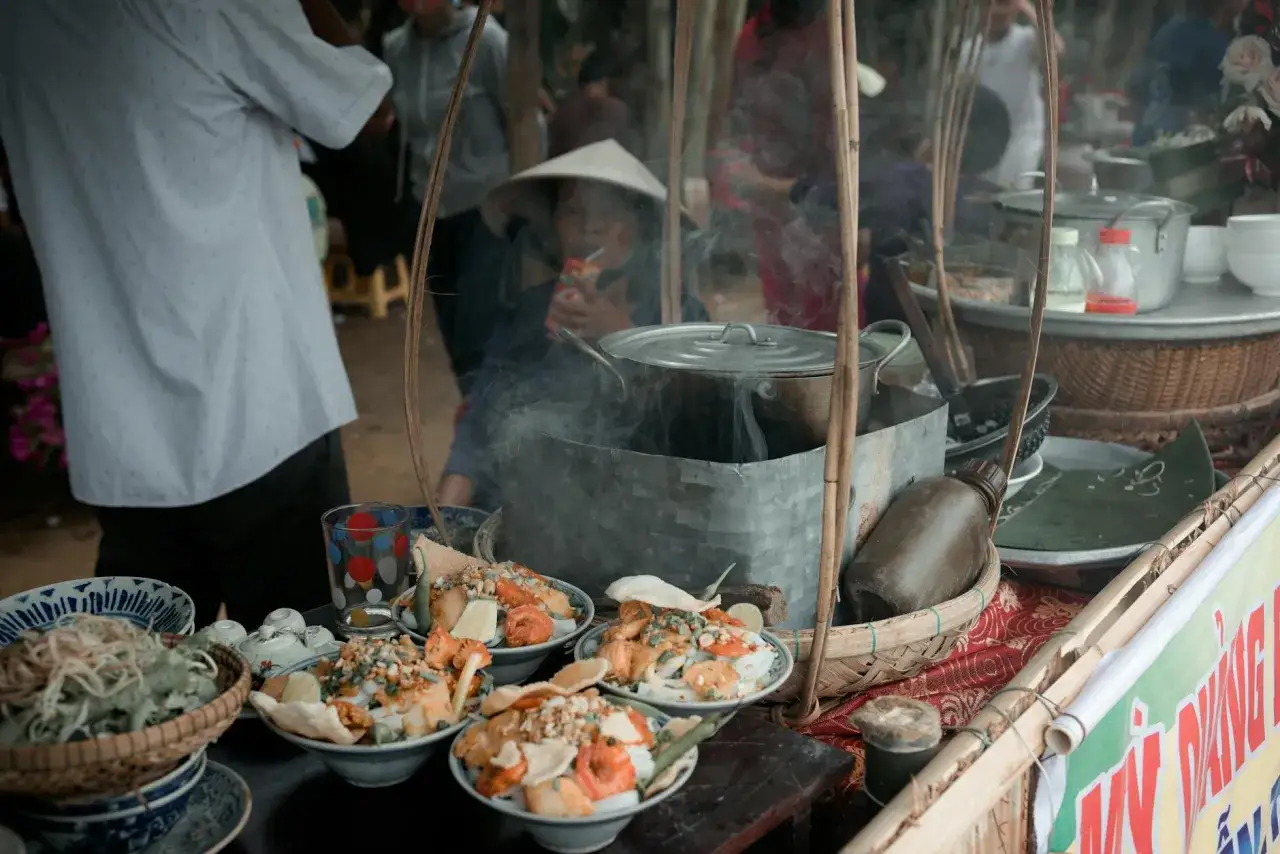 Matst&aring;nd i Vietnam med &aring;ngande mat och f&auml;rgglada sk&aring;lar. H&auml;r kan du hitta goda r&auml;tter till bra vietnam priser.