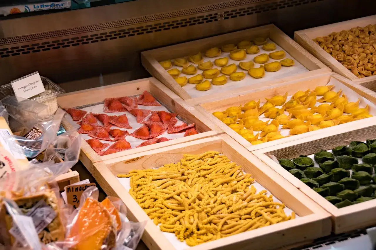 F&auml;rgglad hemlagad pasta i tr&auml;l&aring;dor, redo f&ouml;r en h&auml;rlig bologna mat.