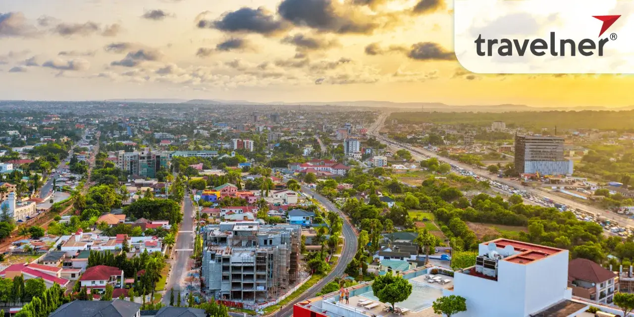 Vy &ouml;ver en stad i Ghana vid solnedg&aring;ngen. En perfekt plats f&ouml;r din resa till Ghana.