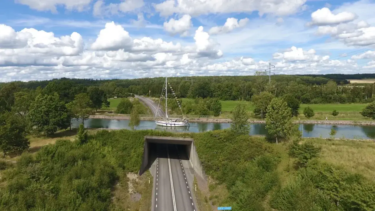 En segelb&aring;t p&aring; en kanal, en av m&aring;nga akvedukter i Sverige, passerar en v&auml;gtunnel.