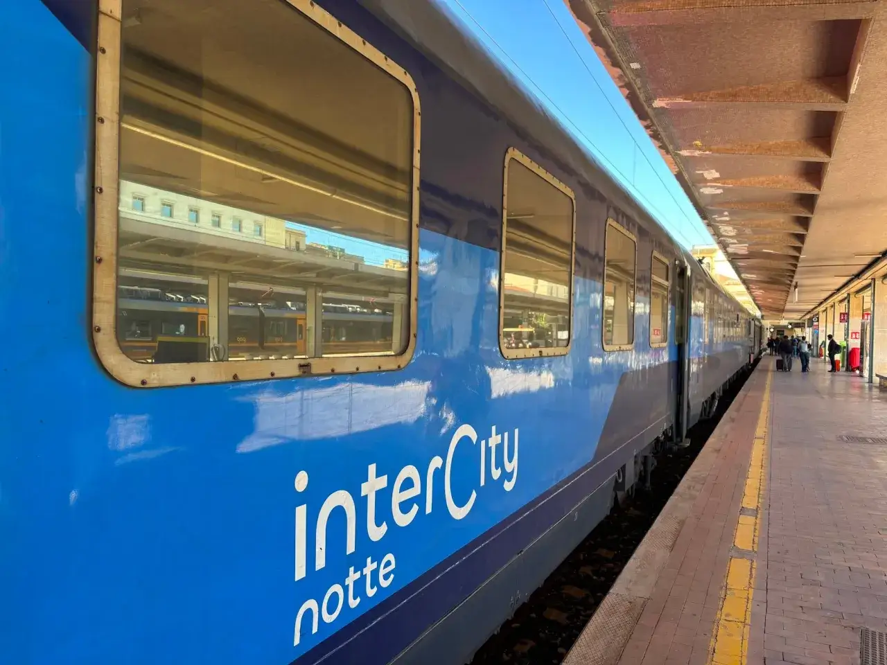 Bl&aring; InterCity-natt&aring;g st&aring;r vid perrongen, redo f&ouml;r en resa till Sicilien.