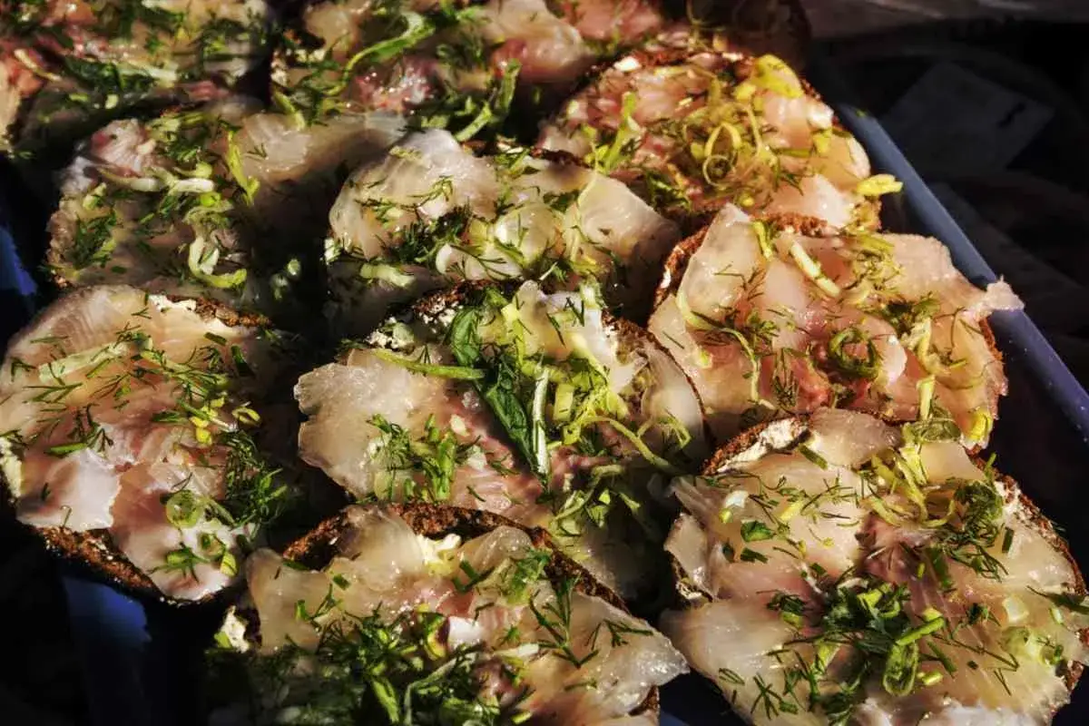 Sm&ouml;rg&aring;sar med sill, dill och gr&auml;sl&ouml;k. En svensk specialitet som smakar sommar.
