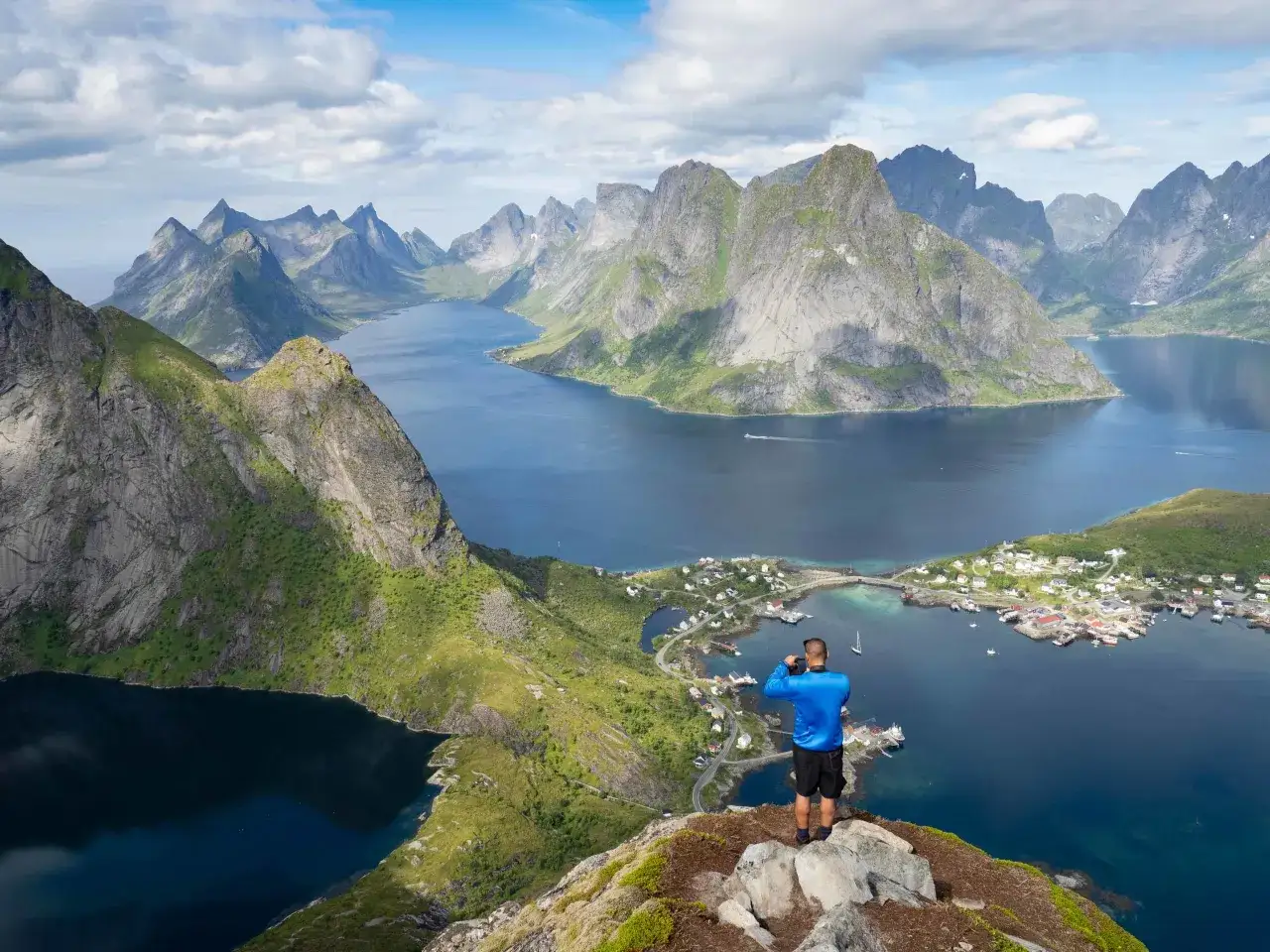 Vacker utsikt &ouml;ver Lofoten med en fotograf som f&aring;ngar &ouml;gonblicket. H&auml;r &auml;r n&aring;gra lofoten tips f&ouml;r din resa.