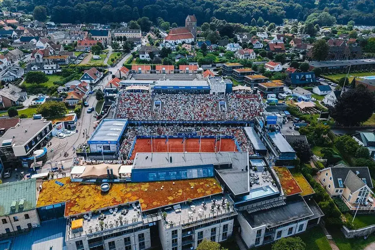 Fulla l&auml;ktare vid tennisen under Stockholmsveckan B&aring;stad. En solig dag med mycket folk.