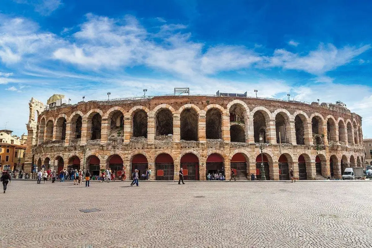 Imponerande romersk arena i Verona, Italien, med en livlig piazza framf&ouml;r.