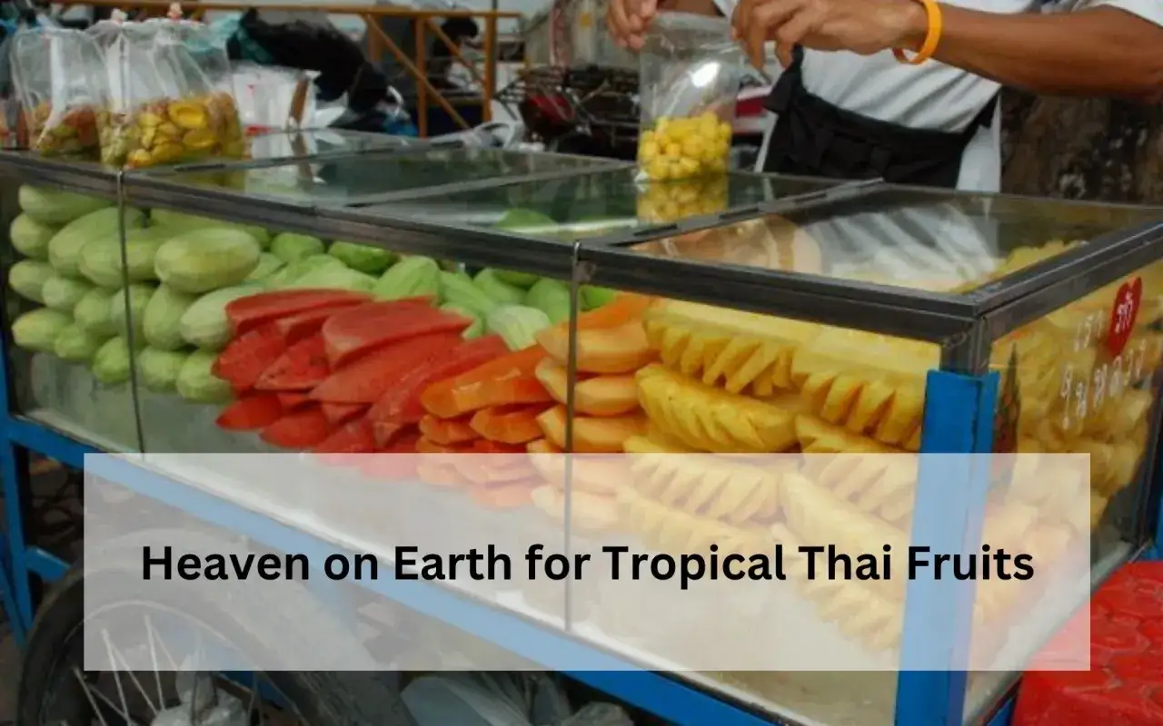 En vagn fylld med f&auml;rsk frukt fr&aring;n Thailand. Mango, vattenmelon och ananas i en h&auml;rlig blandning.