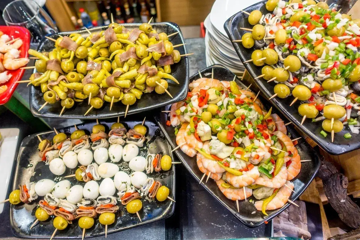 Smakfullt san sebastian mat: spett med oliver, ansjovis, r&auml;kor och gr&ouml;nsaker.
