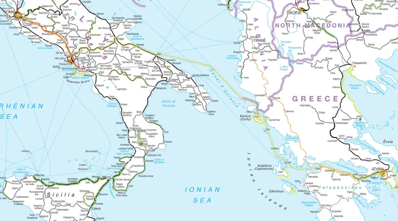 En karta &ouml;ver Italien och Grekland med m&ouml;jliga rutter f&ouml;r ett t&aring;g till Grekland.