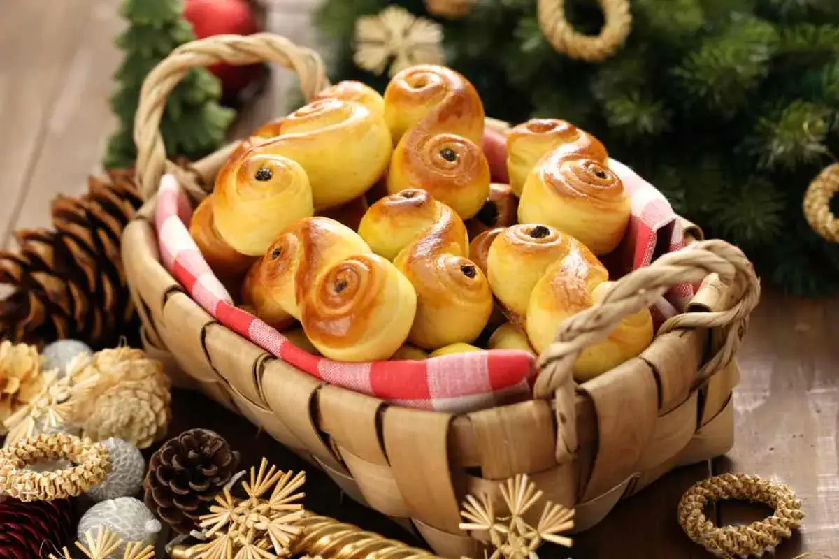Korg med gyllene bullar, en svensk specialitet, med juldekorationer.