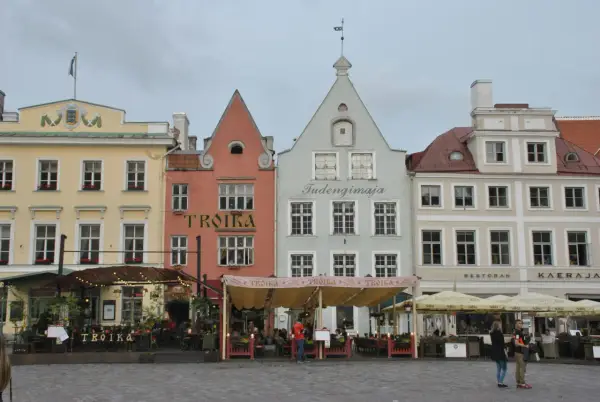 Fasaderna i Gamla stan i Tallinn, med restauranger som serverar alkohol.