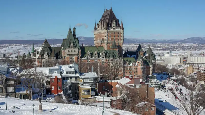 Vintervy över Quebec City med Château Frontenac. En perfekt plats att uppleva kanadensisk matkultur, kanske med en varm poutine.